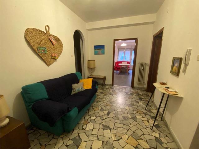 AFFITTASI STANZA O POSTI LETTO IN VIA STOPPANI