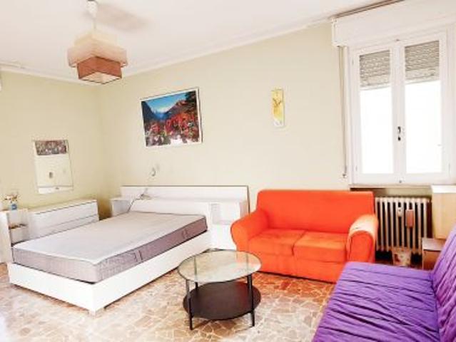 AFFITTASI STANZA CON BALCONE CON CONDIZIONATORE ZONA OSPEDALE
