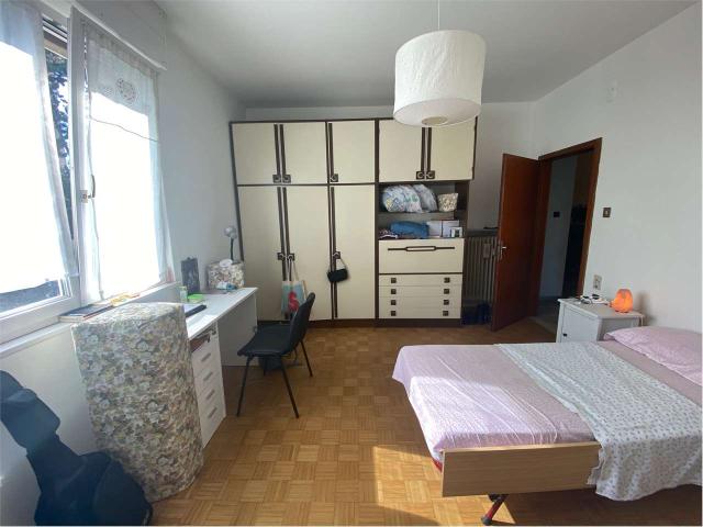 AFFITTASI STANZA IN VIA GHIAIE