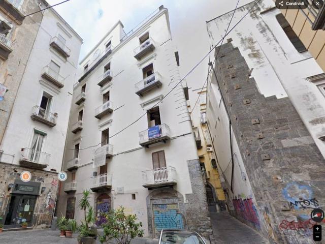Affittasi palazzo a Napoli largo Ecce Homo, Centro Storico