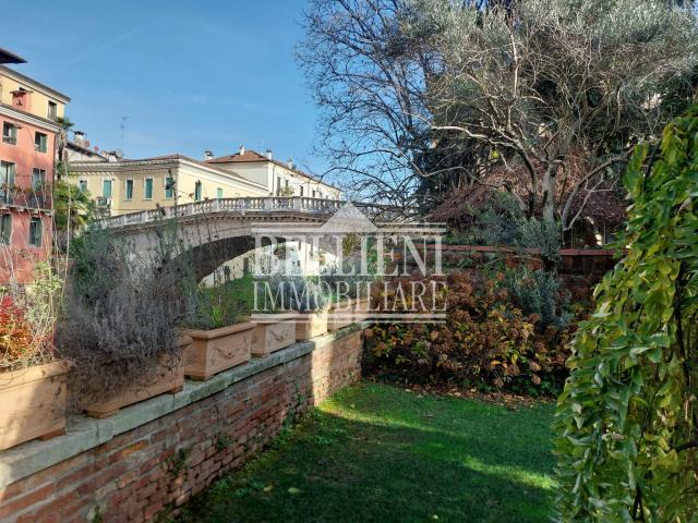 AFFITTASI PRESTIGIOSO APPARTAMENTO IN PALAZZO DEL XV SECOLO CENTRO STORICO