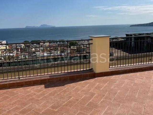 Affittasi quadrilocale a Napoli, Chiaia