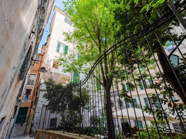 Affittasi trilocale a Genova vico Squarciafico, Caricamento