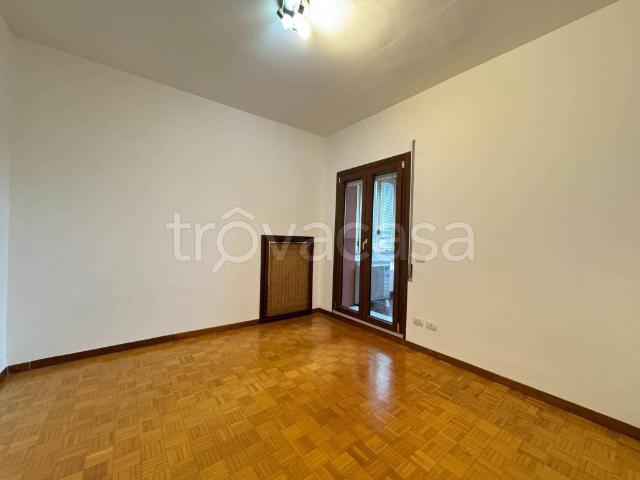 Affittasi trilocale a Milano, Baggio