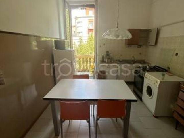 Affittasi trilocale a Milano via Bernardino Lanino, Solari
