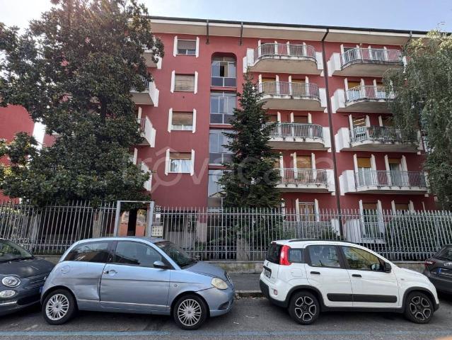 Affittasi trilocale a Milano via Carlo Armellini, 25, Affori