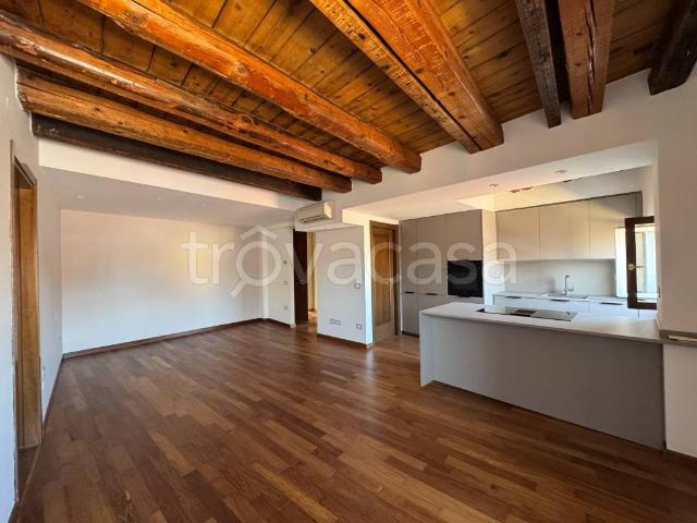 Affittasi trilocale a Verona piazza Brà, Centro Storico