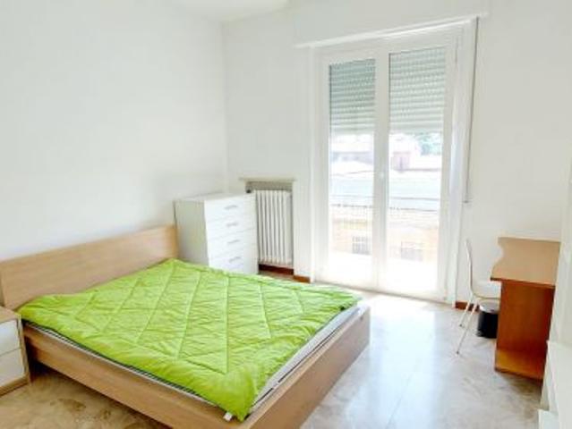 AFFITTASI TRILOCALE CON 3 STANZE PER INTERO APPARTAMENTO O PER SINGOLA STANZA