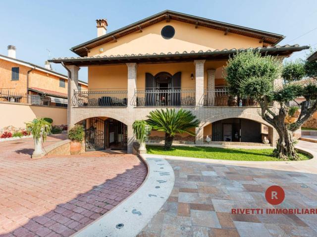 Affittasi Villa, CAMERE IN VILLA MORENA Annunci Roma, Frazione Morena Rif.560388