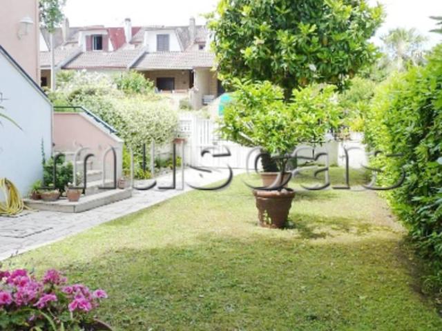 Affittasi Villa, A13 Villino in affitto STAGIONALE agosto Annunci Fiumicino, Frazione Fregene Rif.646401