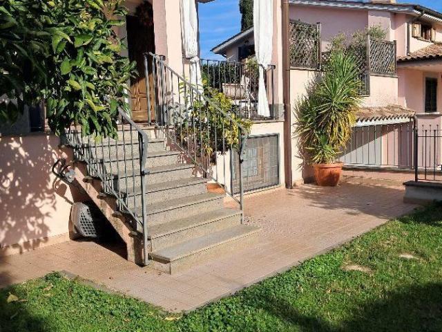 Affittasi Villa, Anguillara Sabazia villa unifamiliare trilivello con 2 box Annunci Anguillara Sabazia Roma Rif.631320
