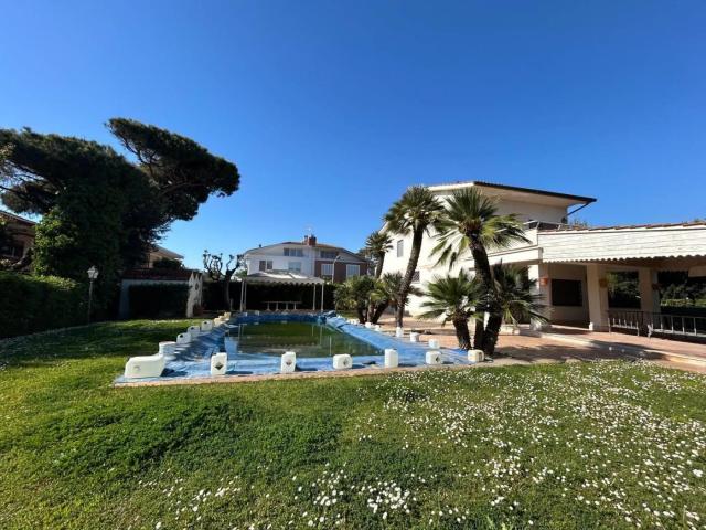 Affittasi Villa, AFFITTSI VILLA CON PISCINA FREGENE Annunci Fiumicino, Frazione Fregene Rif.631118
