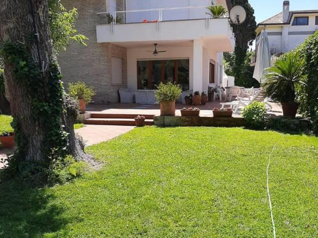 Affittasi Villa, AGOSTO E SETTEMBRE ESCLUSIVA VILLA UNIFAMILIARE FREGENE NORD Annunci Fiumicino, Frazione Fregene Rif.643661