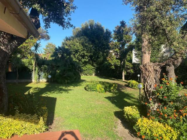 Affittasi Villa, AGOSTO VILLA CON GIARDINO IN AFFITTO A FREGENE Annunci Fiumicino, Frazione Fregene Rif.643664