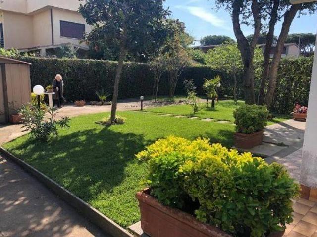 Affittasi Villa, BIFAMILIARE A DUE PASSI DAL MARE IN AFFITTO Annunci Fiumicino, Frazione Fregene Rif.643700