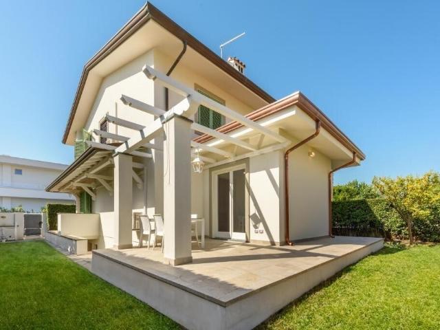 Affittasi villa bifamiliare a Forte dei Marmi