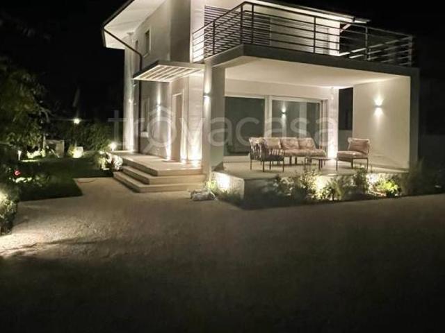 Affittasi villa bifamiliare a Forte dei Marmi via Salvador Allende, 98