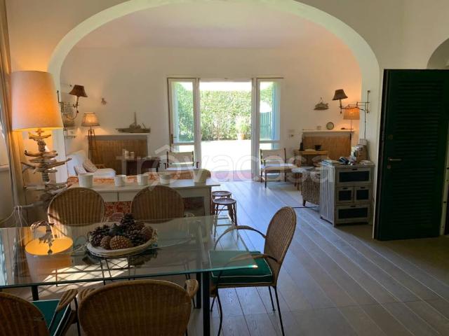 Affittasi villa bifamiliare a Roma Imperiale, Forte dei Marmi