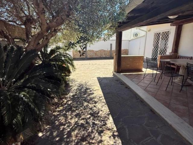 Affittasi Villa, FREGENE VILLA CON DEPENDANCE A DUE PASSI DAL MARE Annunci Fiumicino, Frazione Fregene Rif.643668