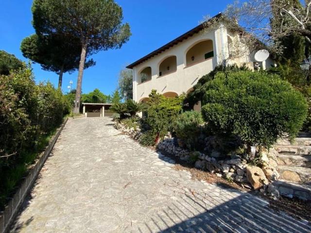 Affittasi Villa, Le rughe Casal de Pini villino unifamiliare con piscina Annunci Formello Roma Rif.337639