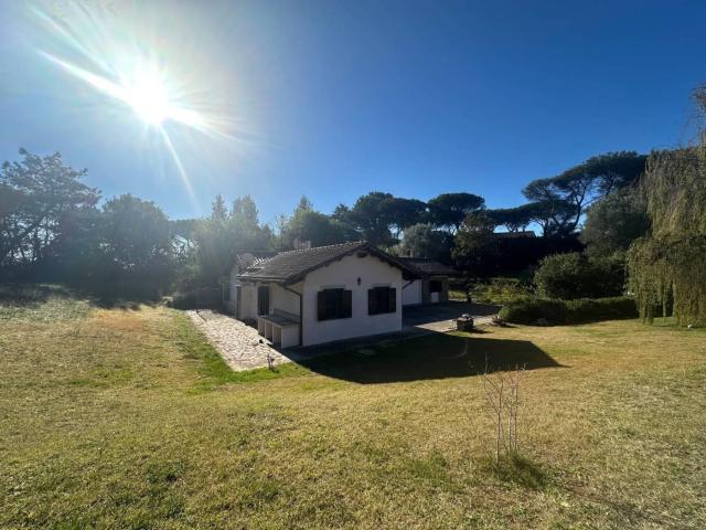 Affittasi Villa, Villa con giardino zona Grottarossa Annunci Roma Roma Rif.629387