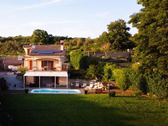 Affittasi Villa, Villa con piscina Annunci Trevignano Romano Roma Rif.647837