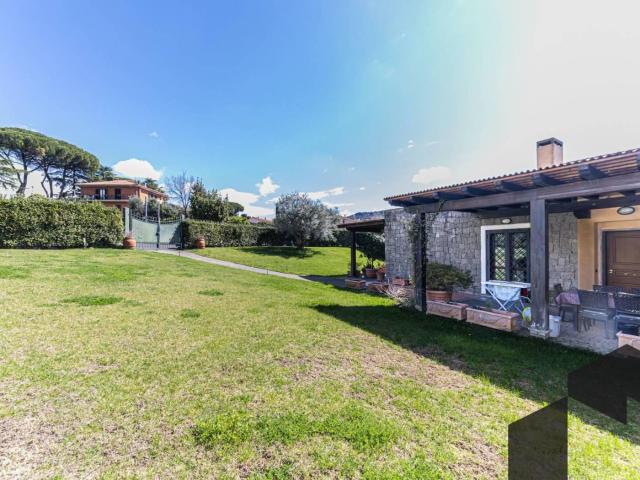 Affittasi Villa, VILLA IN BIOEDILIZIA NEL PARCO DI COLLE SMERALDO Annunci Frascati Roma Rif.642173