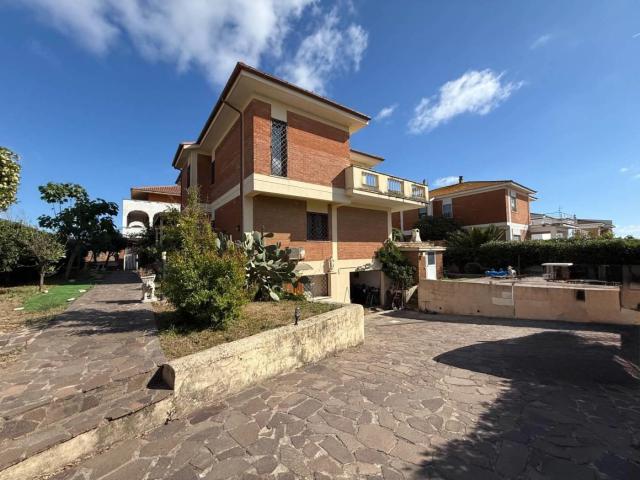 Affittasi Villa, Villa singola in affitto a Pomezia, Torvaianica Annunci Pomezia Roma Rif.625988