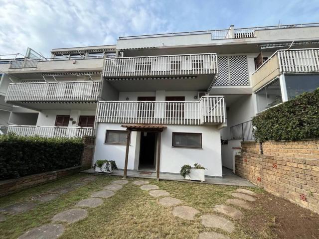 Affittasi Villetta a schiera, VILLA MQ 200 A 100 MT DAL MARE AFFITTO TUTTO L'ANNO Annunci Santa Marinella Roma Rif.649652