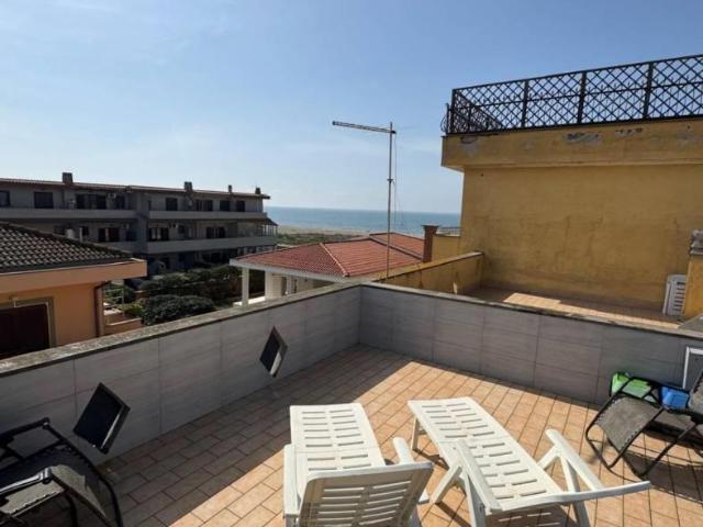 Affittasi Villetta a schiera, VILLINO RIFINITISSIMO FRONTE MARE Annunci Fiumicino, Frazione Focene Rif.644045