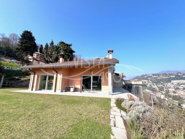 AFFITTIAMO APPARTAMENTO IN VILLA CON AMPI TERRAZZI E MAGNIFICA VISTA LAGO E CITTA'