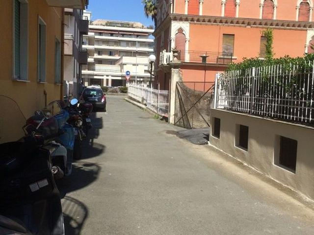 Affitto mese diLuglio 2026 A due passi dalle spiaggie e comodo al centro, In palazzina d'epoca, appartamento di generose dimensioni posto al primo piano con terrazzo vivibile, 6 posrti letto in 2 camere matrimoniali, bagno con doccia e vasca e finestra, s