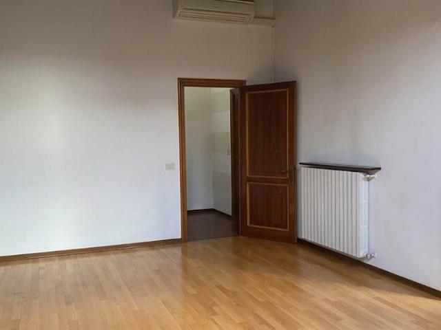Affitto Appartamento, in zona CENTRO STORICO, MODENA