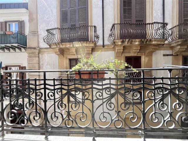 Affitto Appartamento, in zona CENTRO STORICO, PALERMO
