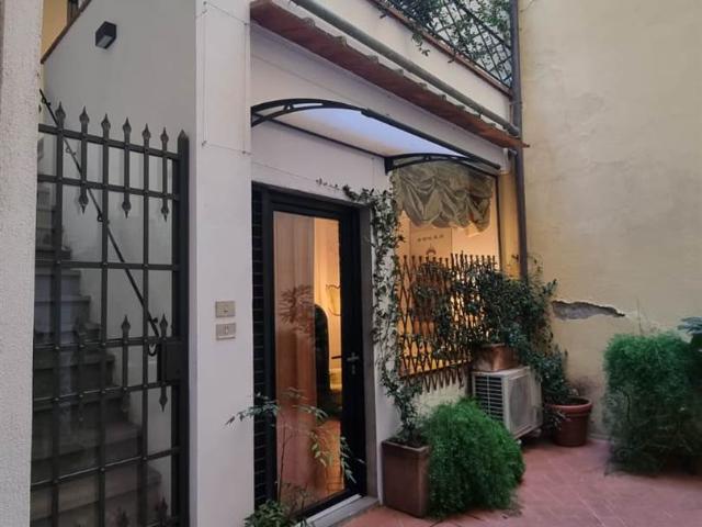 Affitto Appartamento, in zona SANTO SPIRITO, FIRENZE
