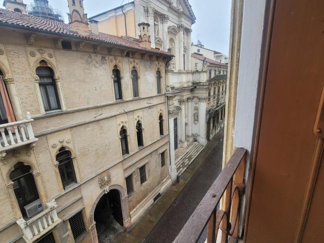 Affitto bicamere luminoso a 50 metri da Piazza dei Signori