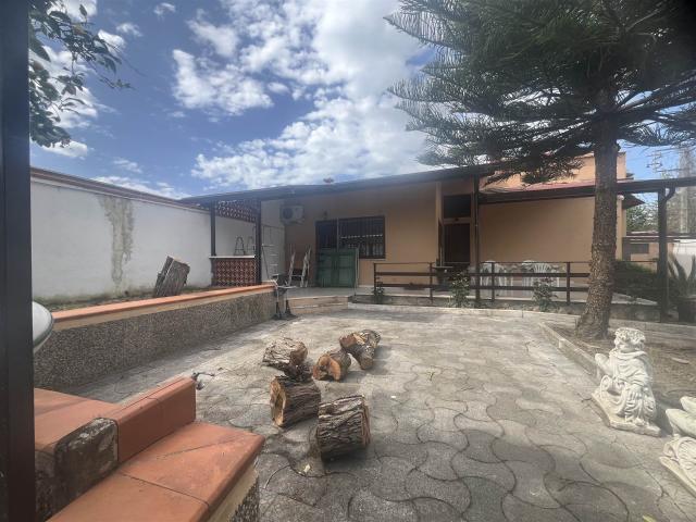 Affitto Villa a schiera, in zona DESTRA VOLTURNO, CASTEL VOLTURNO