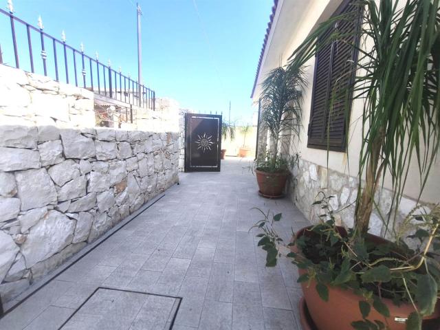 Affitto Villa, in zona AGNONE BAGNI, AUGUSTA