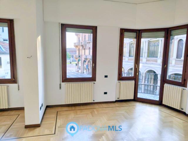 AFFITTO 3 CAMERE IN PRATO DELLA VALLE €.2.200 rif.2228