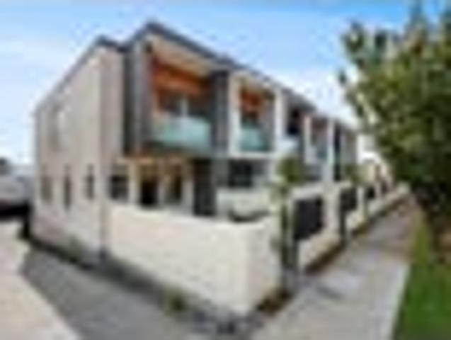 Affordable Design Living by Cornwall Park!