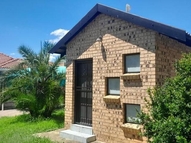 Affordable home at Bendor, A walk away Cycad!