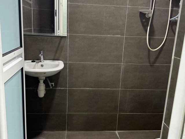 Affordable Queen bed Room at USJ 13, Subangwalk to LRT gated guarded