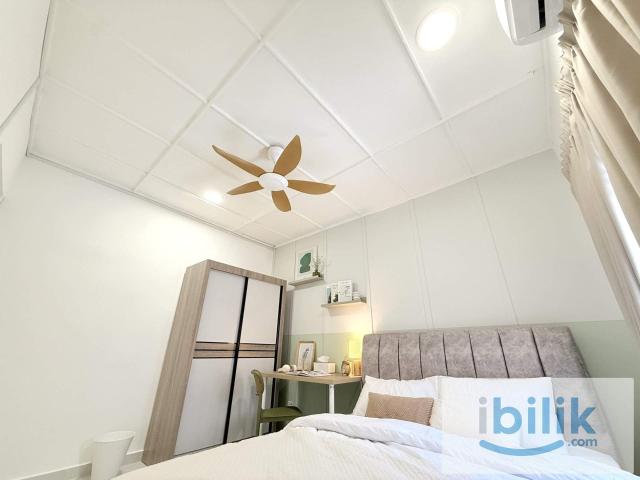AFFORDABLE QUEEN ROOM WITH WALKING DISTANCE TO LRT SS15 AND NEAR TO INTI COLLEGE AND MORE ‼️MIX GENDER HOUSE