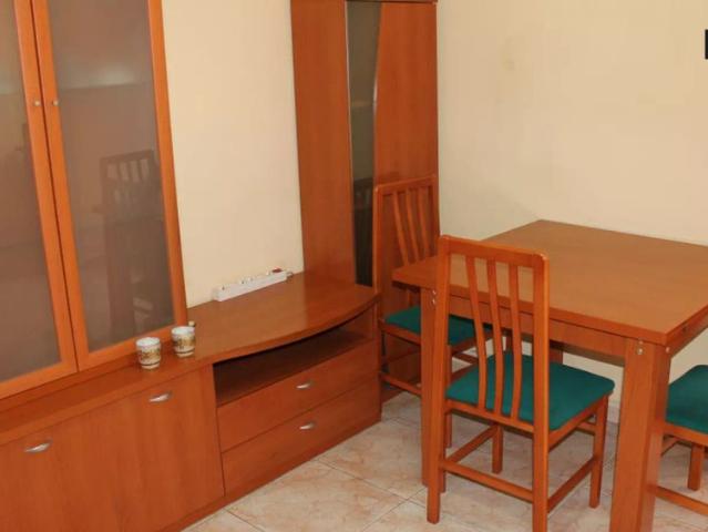Affordable room with desk in shared apartment, Eixample