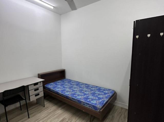Affordable SS24 Room • Aircond + WiFi • Steps to LRT Kelana Jaya!
