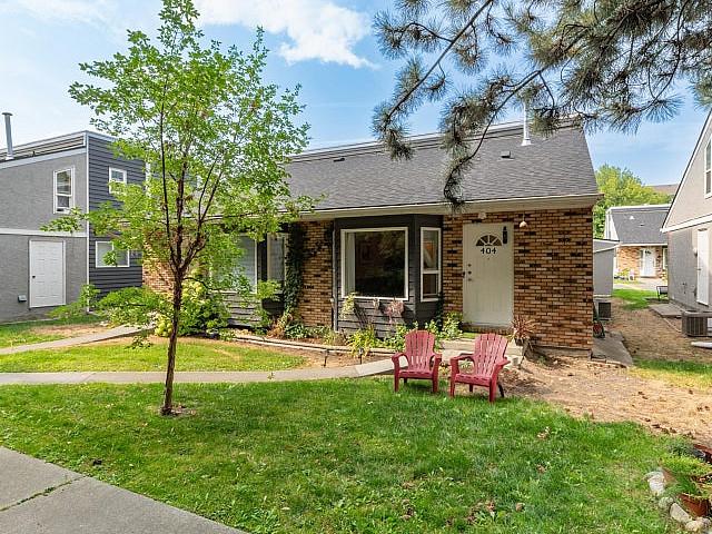 Affordable Townhome In Lower Mission!