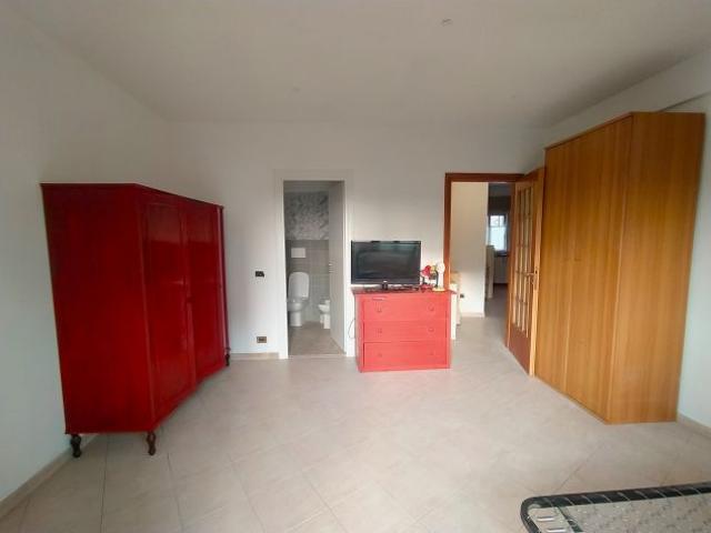 affitto camera con bagno privato e balcone
