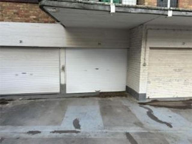 Afgesloten garagebox in een bovengronds complex !