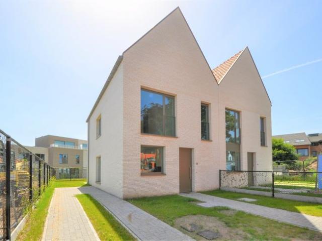 Afgewerkte halfopen nieuwbouwwoning op toplocatie te Sint M