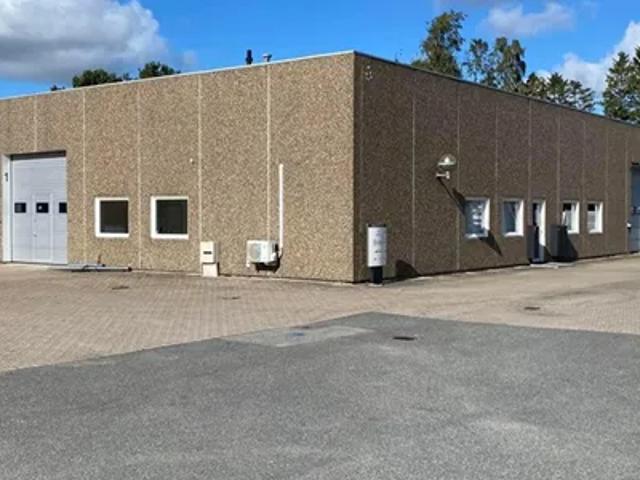 Aflåst pluklager + kontor mv